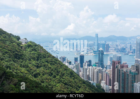 Les visiteurs au sommet de Victoria Peak, aussi connu comme le sommet de l'île de Hong Kong à la recherche vers le bas au niveau de la vue Banque D'Images