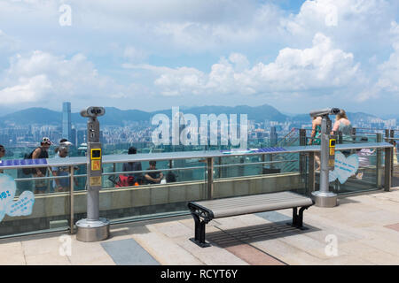 Les visiteurs sur la plate-forme panoramique au sommet de Victoria Peak, aussi connu comme le sommet de l'île de Hong Kong à la recherche vers le bas au niveau de la vue Banque D'Images