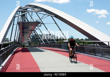 Un cycliste traversant le pont de bonne volonté, Brisbane, Queensland, Australie Banque D'Images