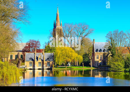 Panorama du lac Minnewater, tour gothique de l'édifice, icône de Bruges, Belgique Banque D'Images