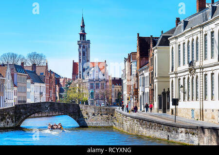 Bruges, Belgique - 10 Avril 2016 : Panorama avec canal et colorés des maisons traditionnelles contre le ciel bleu en populaires destination belge, Bruges, Belgique Banque D'Images