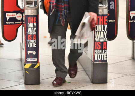 Le billet à la station de métro Westminster obstacles à Londres avec des publicités pour la campagne de vote, qui demande la création d'un second référendum sur l'adhésion à l'Union européenne. Banque D'Images