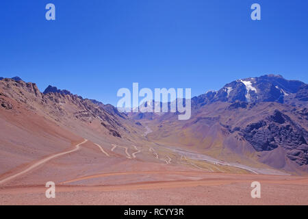 Vieille route de montagne dangereux du Paso de la Cumbre ou Cristo Redentor dans les Andes entre l'Argentine et le Chili Banque D'Images