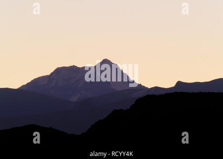 L'Aconcagua, plus haut sommet des Amériques, les couches de la communauté andine precordillera, vue de Uspallata, Mendoza, Argentine Banque D'Images