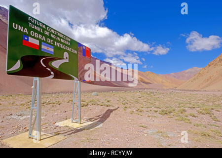 JUNTAS DEL TORO, AU CHILI, le 14 mars 2018 : Road sign montrant l'Agua Negra Tunnel project le 14 mars 2018 Banque D'Images