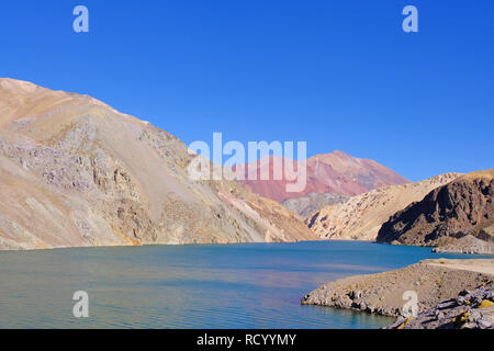 Laguna Agua Negra lagoon avec montagnes andines à la route pour le paso Agua Negra, de vigogne, de la vallée d'Elqui, Chili Banque D'Images