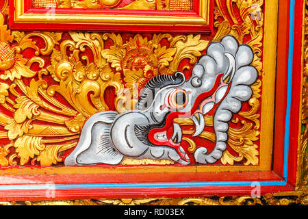 La sculpture sur bois sur les portes du temple hindou balinais Pura Ulun Danu Beratan, Tabanan, Bali, Indonésie Banque D'Images