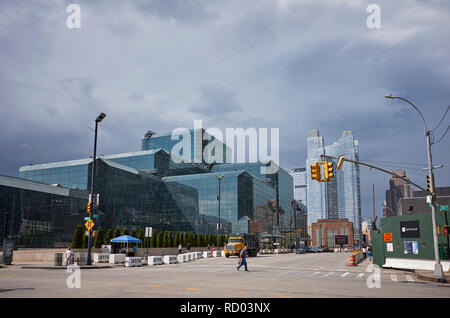 New York, USA - 28 juin 2018 : la traverse à l'intersection Jacob K., communément connu sous le nom de l'Javits Center. Banque D'Images