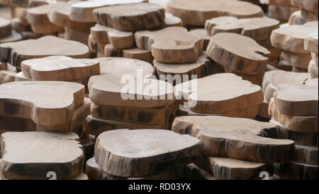 L'un tas de bois empilé, prêt pour le chauffage de la maison. Bois de chauffage récolté pour le chauffage en hiver Banque D'Images