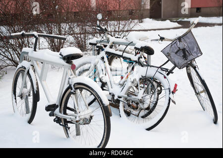 Les vélos garés devant, couvertes de neige Banque D'Images