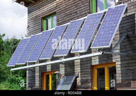 Des panneaux solaires sur la façade d'une maison en bois Banque D'Images