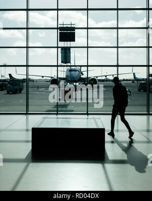 Homme marchant pour attraper le vol à l'aéroport de Copenhague Danemark Banque D'Images