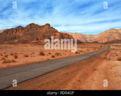 Route asphaltée à Timna park. Désert du Néguev. Israël. Banque D'Images