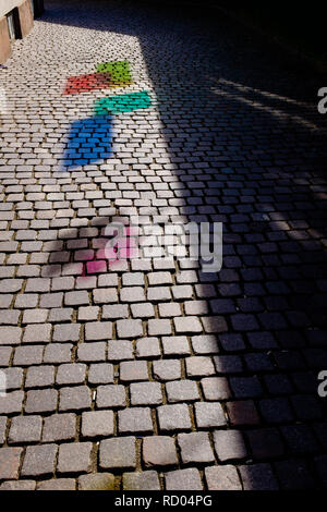 Des formes de couleur sur une surface pavée située à Copenhague Danemark Banque D'Images