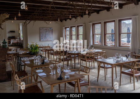 Vue de l'intérieur de restaurant danois vide avec des tables mis à la fenêtre vers Banque D'Images