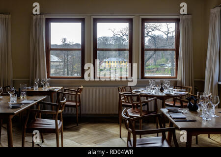 Vue de l'intérieur de restaurant danois vide avec des tables mis à la fenêtre vers Banque D'Images