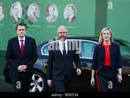 Porte-parole du Fianna Fail sur la santé Stephen Donnelly (centre) avec James Browne et Lisa Chambers arrive à parler aux médias à Leinster House à Dublin. Photo date : mercredi 16 janvier 2019. Voir HISTOIRE POLITIQUE ECONOMIE Irlande Infirmières PA. Crédit photo doit se lire : Brian Lawless/PA Wire Banque D'Images