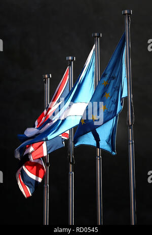 L'Union flag, sautoir et le drapeau de l'Union européenne voler à côté de l'autre à l'extérieur du Parlement écossais à Édimbourg. Banque D'Images