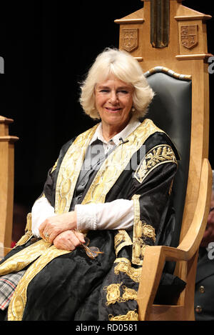 La duchesse de Cornouailles, connu sous le nom de Duchesse de Rothesay tandis qu'en Ecosse, lors d'une cérémonie à Elphinstone Hall, King's College, Aberdeen, de conférer un honoraire de l'Université d'Aberdeen degré sur Edward Stevenson et installer le professeur George Boyne comme son vice-chancelier. Banque D'Images