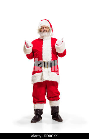 Hey, bonjour. Holly jolly x mas noel festif. Longueur totale de funny santa heureux dans la coiffure, costume, ceinture noire, des gants blancs, des vagues avec le bras au studio permanent palm sur fond blanc Banque D'Images