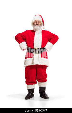 Hey, bonjour. Holly jolly x mas noel festif. Longueur totale de funny santa heureux dans la coiffure, costume, ceinture noire, des gants blancs, des vagues avec le bras au studio permanent palm sur fond blanc Banque D'Images