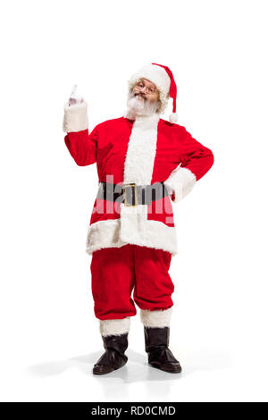 Hey, bonjour. Holly jolly x mas noel festif. Longueur totale de funny santa heureux dans la coiffure, costume, ceinture noire, des gants blancs, des vagues avec le bras au studio permanent palm sur fond blanc Banque D'Images
