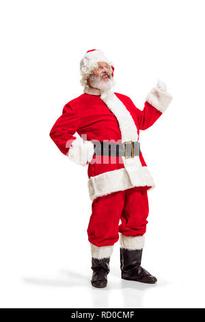 Hey, bonjour. Holly jolly x mas noel festif. Longueur totale de funny santa heureux dans la coiffure, costume, ceinture noire, des gants blancs, des vagues avec le bras au studio permanent palm sur fond blanc Banque D'Images