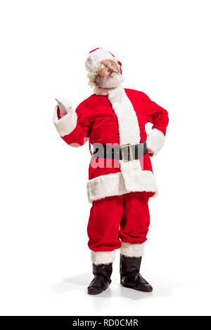 Hey, bonjour. Holly jolly x mas noel festif. Longueur totale de funny santa heureux dans la coiffure, costume, ceinture noire, des gants blancs, des vagues avec le bras au studio permanent palm sur fond blanc Banque D'Images