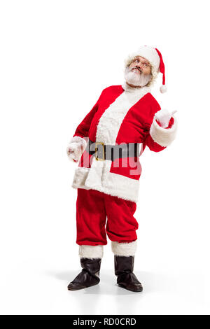 Hey, bonjour. Holly jolly x mas noel festif. Longueur totale de funny santa heureux dans la coiffure, costume, ceinture noire, des gants blancs, des vagues avec le bras au studio permanent palm sur fond blanc Banque D'Images