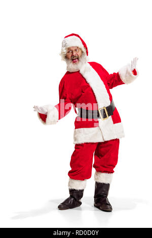 Hey, bonjour. Holly jolly x mas noel festif. Longueur totale de funny santa heureux dans la coiffure, costume, ceinture noire, des gants blancs, des vagues avec le bras au studio permanent palm sur fond blanc Banque D'Images