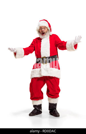 Hey, bonjour. Holly jolly x mas noel festif. Longueur totale de funny santa heureux dans la coiffure, costume, ceinture noire, des gants blancs, des vagues avec le bras au studio permanent palm sur fond blanc Banque D'Images