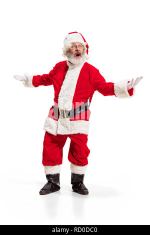 Hey, bonjour. Holly jolly x mas noel festif. Longueur totale de funny santa heureux dans la coiffure, costume, ceinture noire, des gants blancs, des vagues avec le bras au studio permanent palm sur fond blanc Banque D'Images