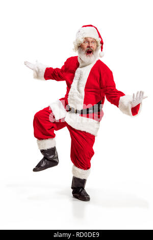 Hey, bonjour. Holly jolly x mas noel festif. Longueur totale de funny santa heureux dans la coiffure, costume, ceinture noire, des gants blancs, des vagues avec le bras au studio permanent palm sur fond blanc Banque D'Images