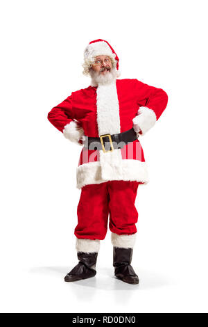 Hey, bonjour. Holly jolly x mas noel festif. Longueur totale de funny santa heureux dans la coiffure, costume, ceinture noire, des gants blancs, des vagues avec le bras au studio permanent palm sur fond blanc Banque D'Images
