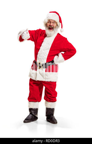 Hey, bonjour. Holly jolly x mas noel festif. Longueur totale de funny santa heureux dans la coiffure, costume, ceinture noire, des gants blancs, des vagues avec le bras au studio permanent palm sur fond blanc Banque D'Images
