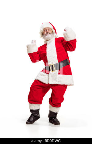 Hey, bonjour. Holly jolly x mas noel festif. Longueur totale de funny santa heureux dans la coiffure, costume, ceinture noire, des gants blancs, des vagues avec le bras au studio permanent palm sur fond blanc Banque D'Images