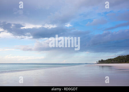 Vide plage au coucher du soleil, Fraser Island, Queensland, Australie Banque D'Images