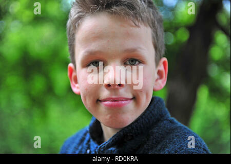 Portrait De Jeune Garçon De 10 Ans Dans Le Parc Banque D'Images et