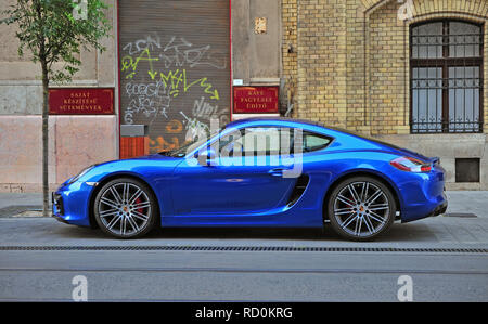 BUDAPEST - 20 MAI 2016 : Deep blue Porsche sport car dans la rue de Budapest le 20 mai 2016. Mercedes-Benz est un constructeur automobile mondial foun Banque D'Images