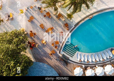 Terrasse de l'hôtel avec piscine et les tableaux, sur les Îles de vacances de luxe, vue du dessus. Banque D'Images