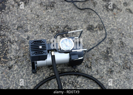 Gonfleur de pneu de voiture sur la route de l'outil. Metal Portable pompe du compresseur d'air pour les roues de voiture, équipement pilote Banque D'Images