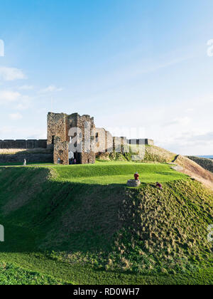 Entrée de Tynemouth avant et le château. Le monastère date du 7ème siècle Banque D'Images