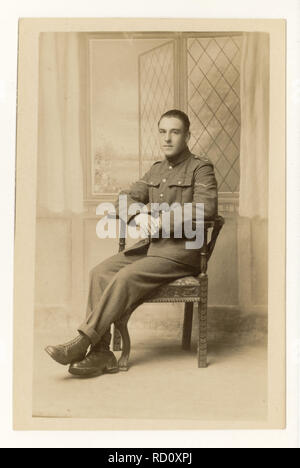 WW1 carte postale ère studio portrait de jeune soldat en uniforme appelé Percy, datée du 10 novembre 1917, au Royaume-Uni. Banque D'Images