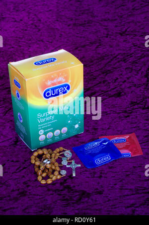 Fort d'Assortiment Durex préservatifs en latex de caoutchouc et Catholique Roasary Chapelet ( Les questions morales ) Banque D'Images