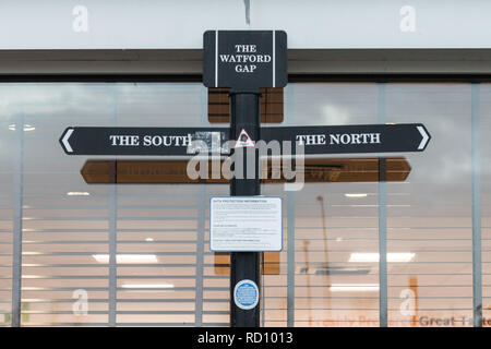 La Watford Gap signpost, Watford Gap Services d'autoroute M1 en direction nord, vers le nord et le Sud, Watford Gap, Northamptonshire, England, UK Banque D'Images