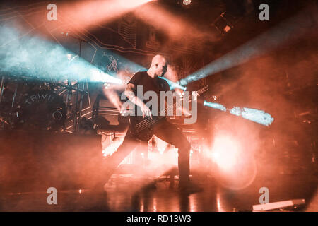 Norvège, Oslo - le 16 mars 2018. Le groupe de heavy metal américain Trivium effectue un concert live de la Rockefeller à Oslo. Ici le bassiste Paolo Gregoletto est vu sur scène. (Photo crédit : Gonzales Photo - Synne Nilsson). Banque D'Images