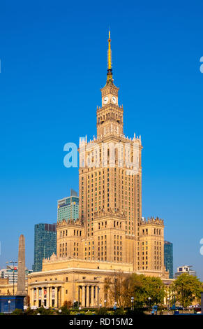 Varsovie, Mazovie / Pologne - 2018/09/21 : le centre-ville de Varsovie avec la culture et la science Palace - PKiN - et gratte-ciel du centre-ville de Srodmiescie Banque D'Images