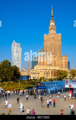 Varsovie, Mazovie / Pologne - 2018/09/21 : le centre-ville de Varsovie avec la culture et la science Palace - PKiN - et la station de métro Centrum yard connu comme Patelnia - Banque D'Images