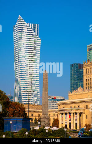 Varsovie, Mazovie / Pologne - 2018/09/21 : le centre-ville de Varsovie avec la voile au gratte-ciel Zlota 44 rue et de la Culture et de la science Palace - PKiN - dans Srodm Banque D'Images