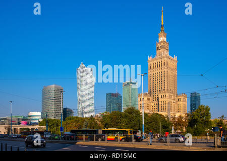 Varsovie, Mazovie / Pologne - 2018/09/21 : le centre-ville de Varsovie avec la culture et la science Palace - PKiN - et gratte-ciel du centre-ville de Srodmiescie Banque D'Images